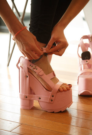 Threesome groupsex features horny redheads Dani and marvelous Lia